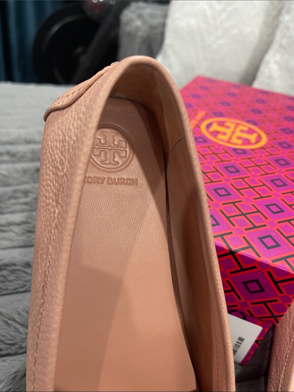Tory Burch Blush Pink Pebbled Leather Logo Driving Moccasins - Picture 5 of 6